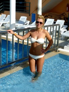 blonde en bikini dans piscine