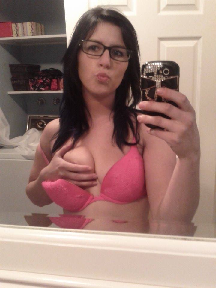 selfie fille aux gros seins dans salle de bain
