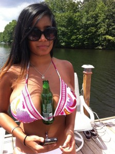 bière placée entre gros seins d'une copine
