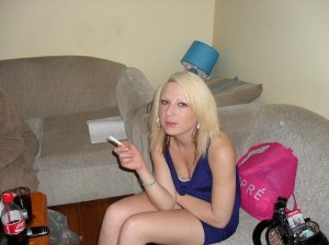 blonde sexy fume dans le salon