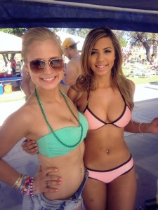 deux amies en bikini sexy en été
