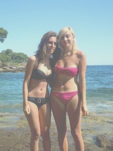 amies sexy en bikini à la plage