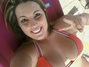 selfie d'une bombasse en maillot de bain à la plage