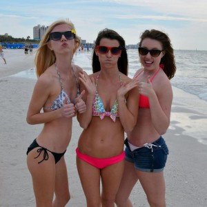 3 filles sexy en bikini à la plage