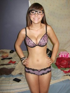 fille sexy avec lunettes en lingerie