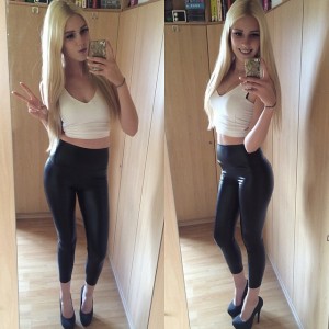 selfie d'une belle blonde en vinyle